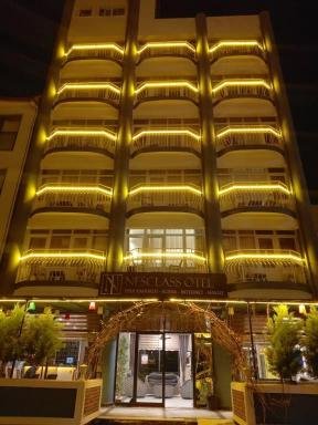 Gece altın rengi ışıklarla aydınlanan otel cephesi